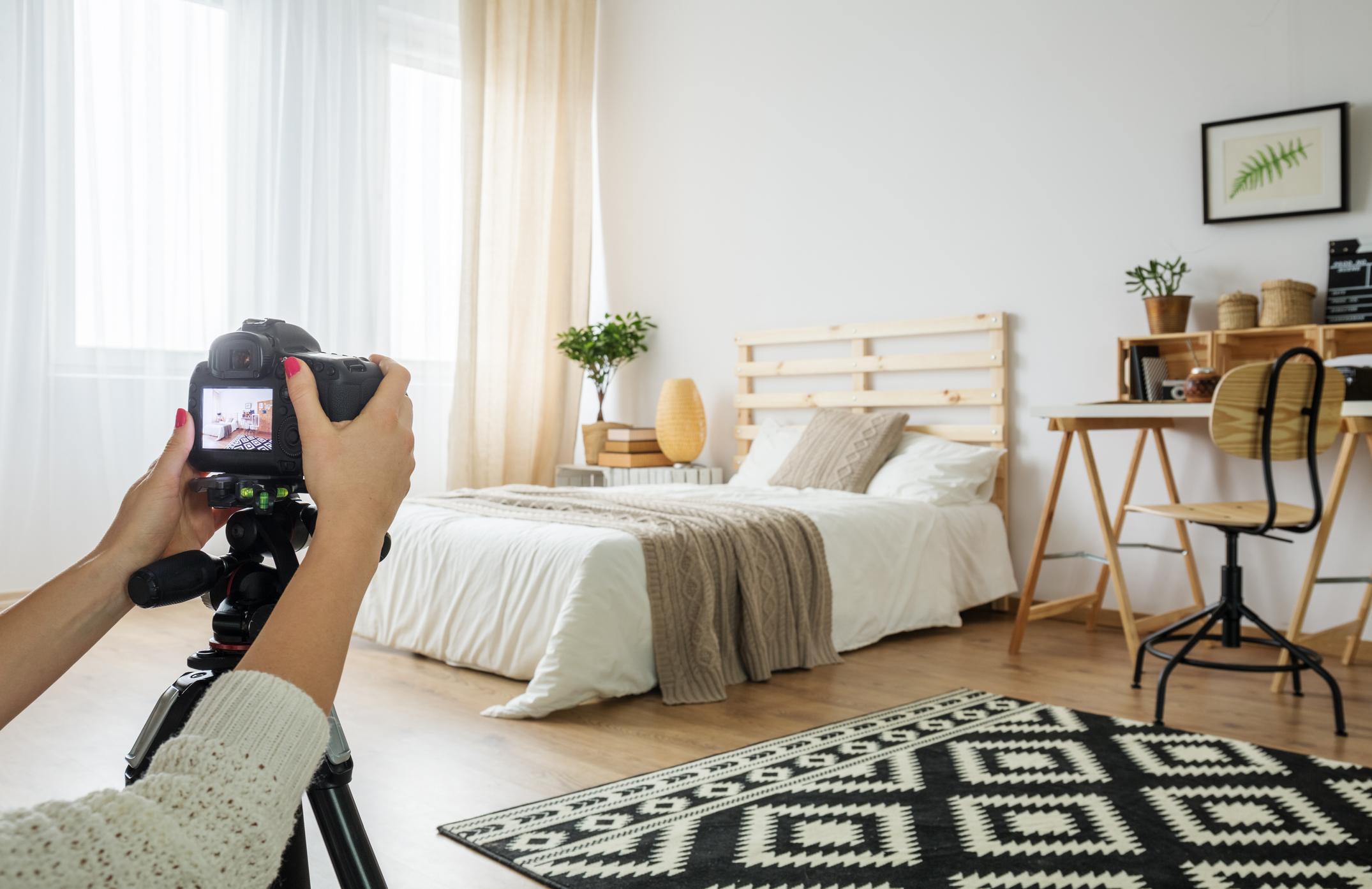 Interior photographer taking a photo of a modern bedroom fotografia wnętrz Bułgaria